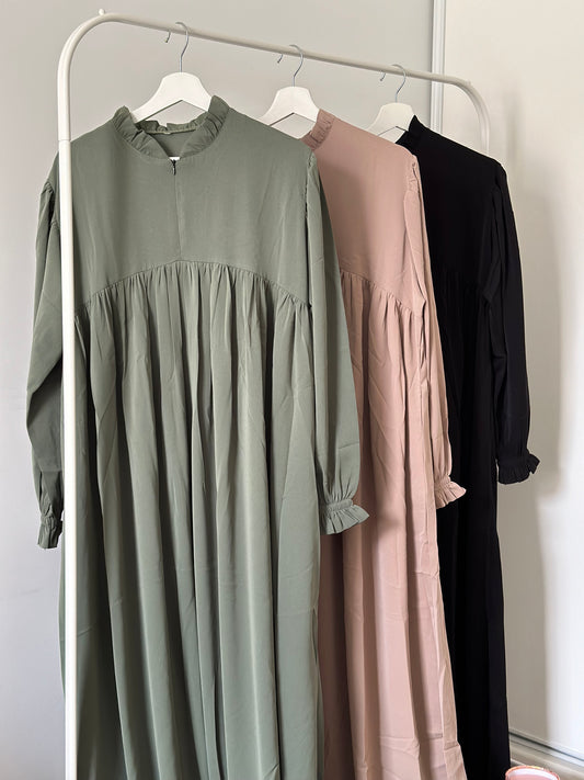 ABAYA OLFA élégante – Détail chaîne au col